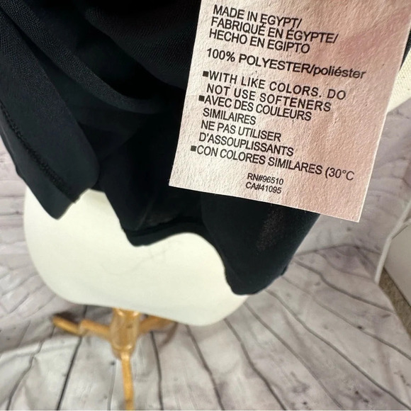 Nwt under armour women's black short sleeve loose fit top - Picture 4 of 7